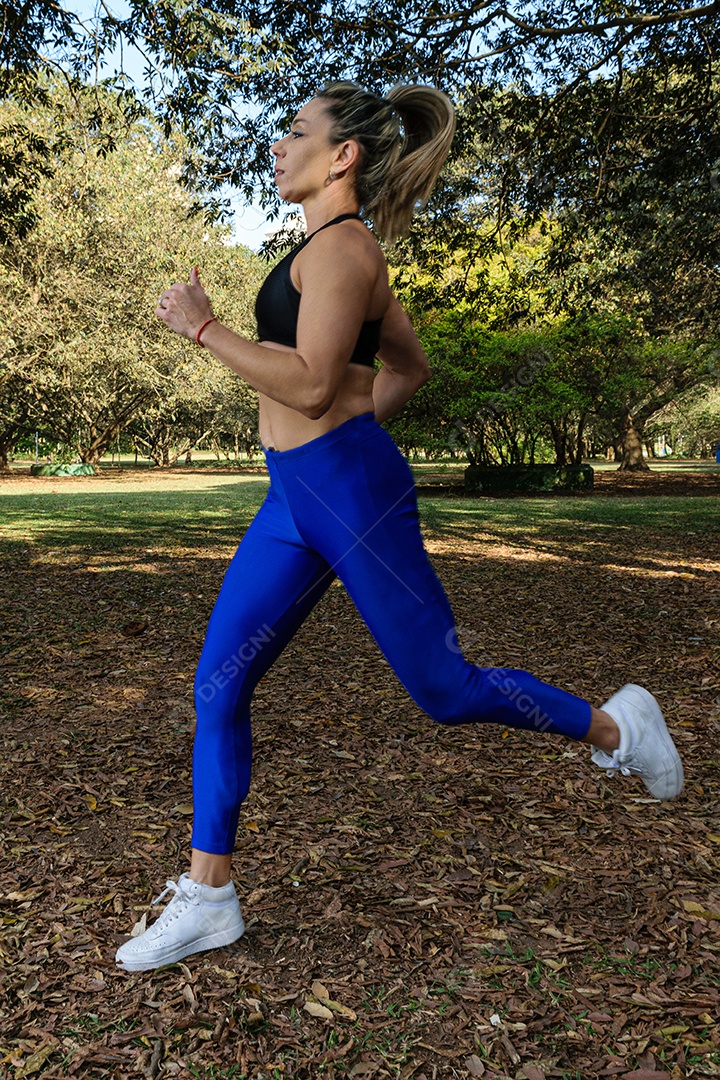 Brasileira de 42 anos, com roupa de ginástica, correndo em praça pública