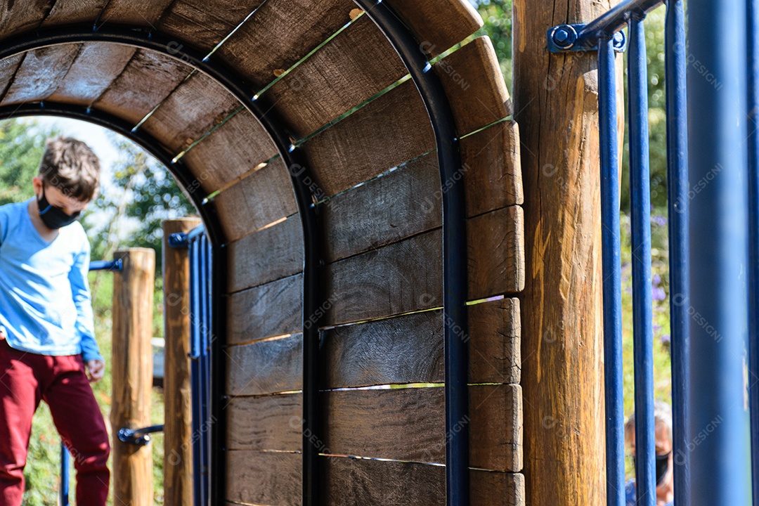 Mini túnel de madeira de um parque de brinquedos. No fundo desfocado