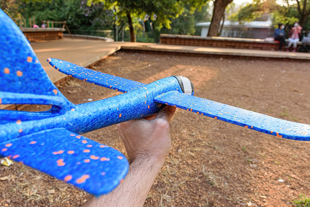 Fechamento de um avião de isopor azul com manchas laranja