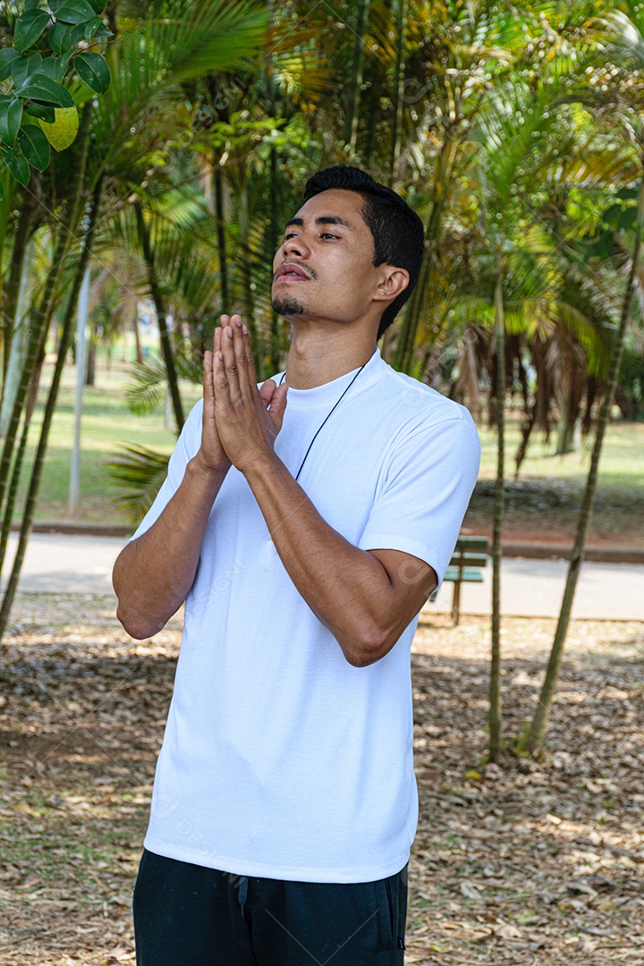 Jovem brasileiro em um parque público, em um dia ensolarado