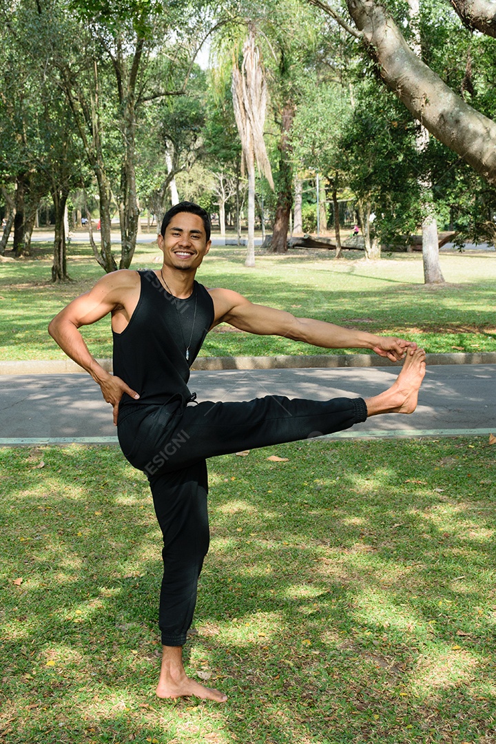 Jovem brasileiro sorridente, em posição de equilíbrio, em público