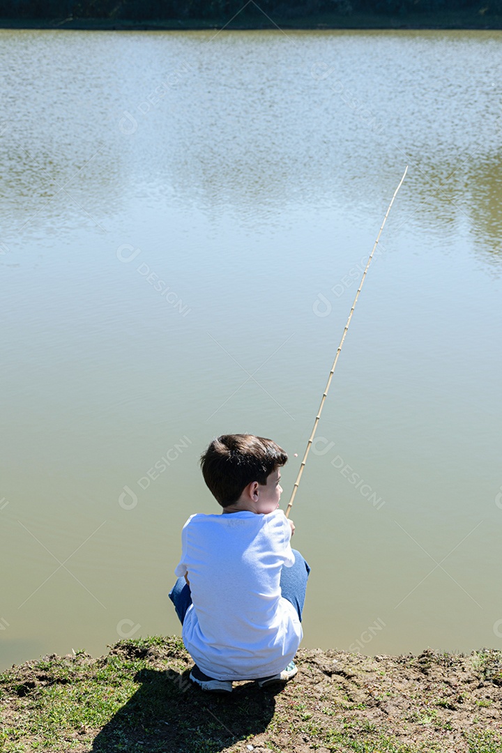 Criança brasileira de 8 anos, agachada e olhando para o lado