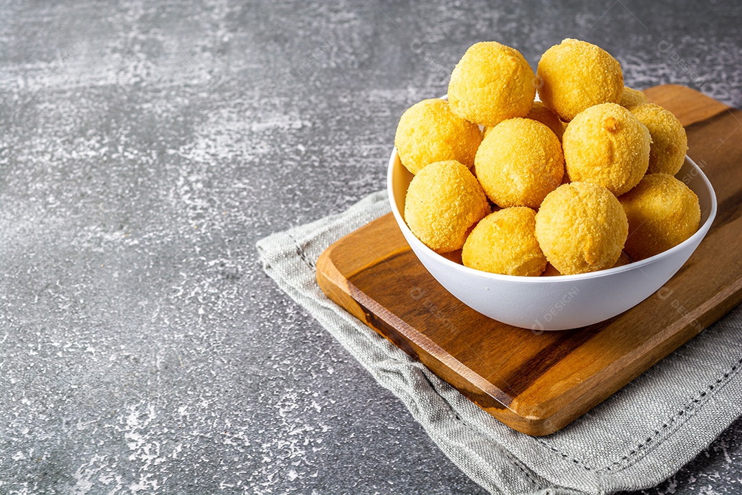 Coxinha fritas sobre uma mesa branca de madeira