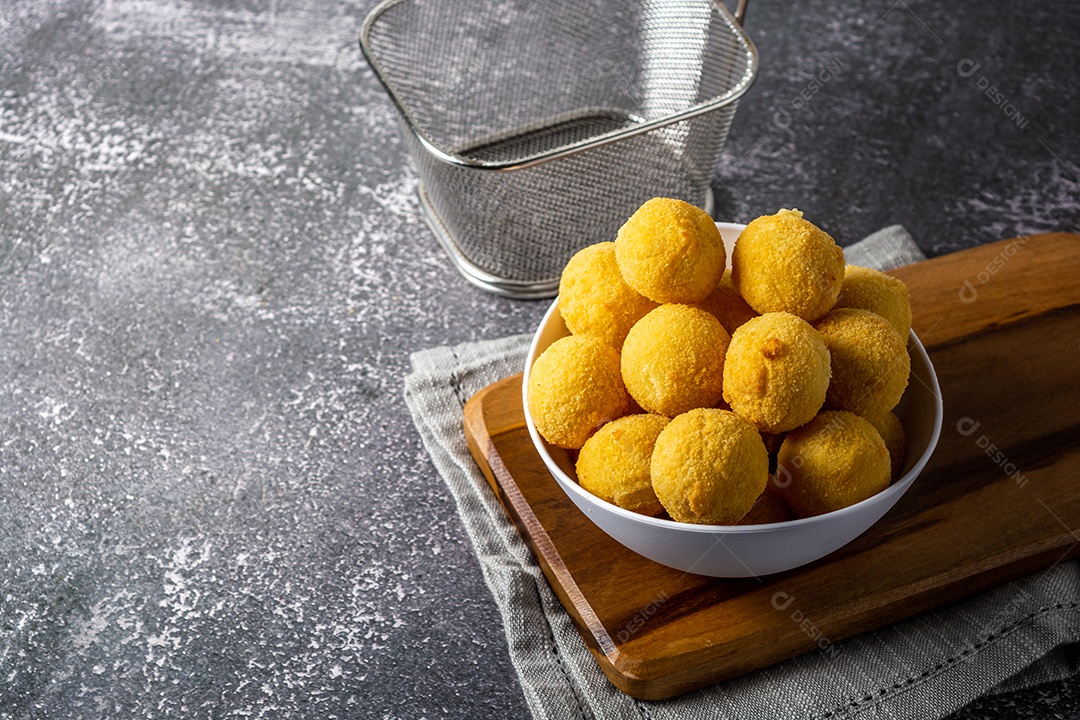 Coxinha fritas sobre uma mesa de lanchonete