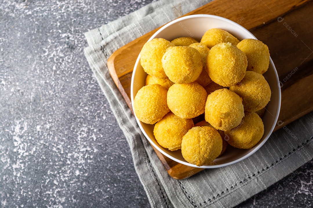 Coxinha fritas sobre uma mesa de lanchonete