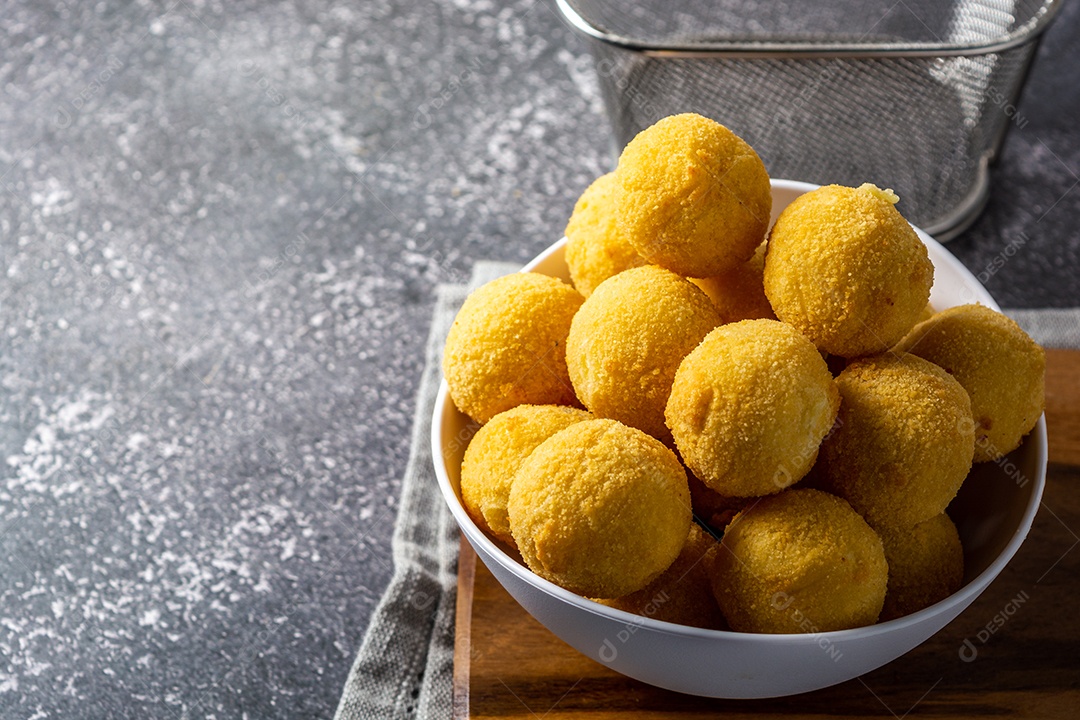 Coxinha fritas sobre uma mesa de lanchonete