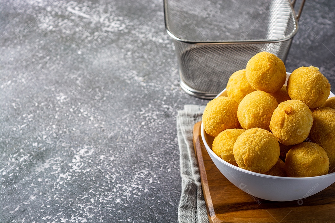 Coxinha fritas sobre uma mesa de lanchonete