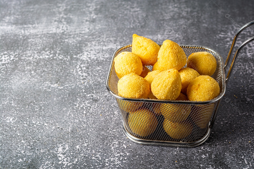 Coxinha fritas sobre uma mesa de lanchonete