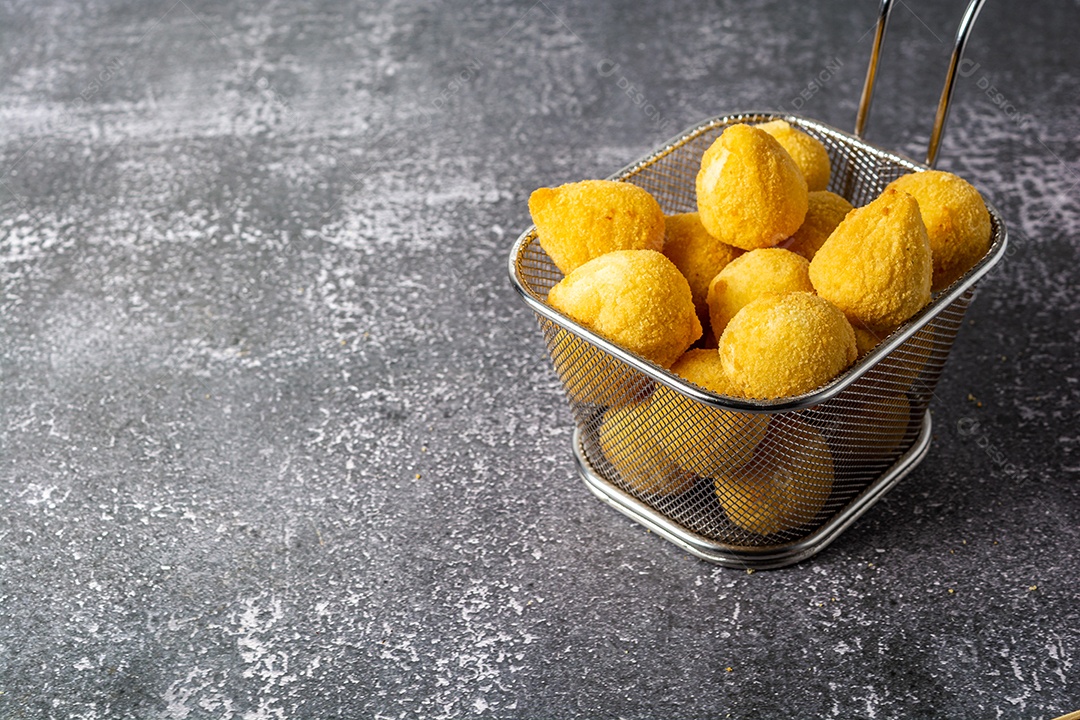 Coxinha fritas sobre uma mesa de lanchonete