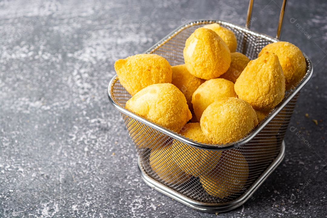 Coxinha fritas sobre uma mesa de lanchonete