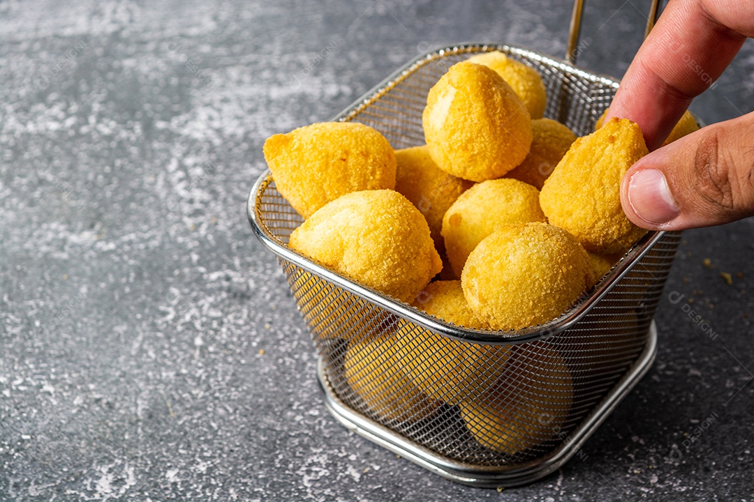Coxinha fritas sobre uma mesa de lanchonete