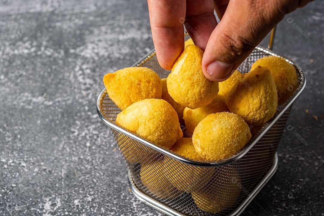 Coxinha fritas sobre uma mesa de lanchonete