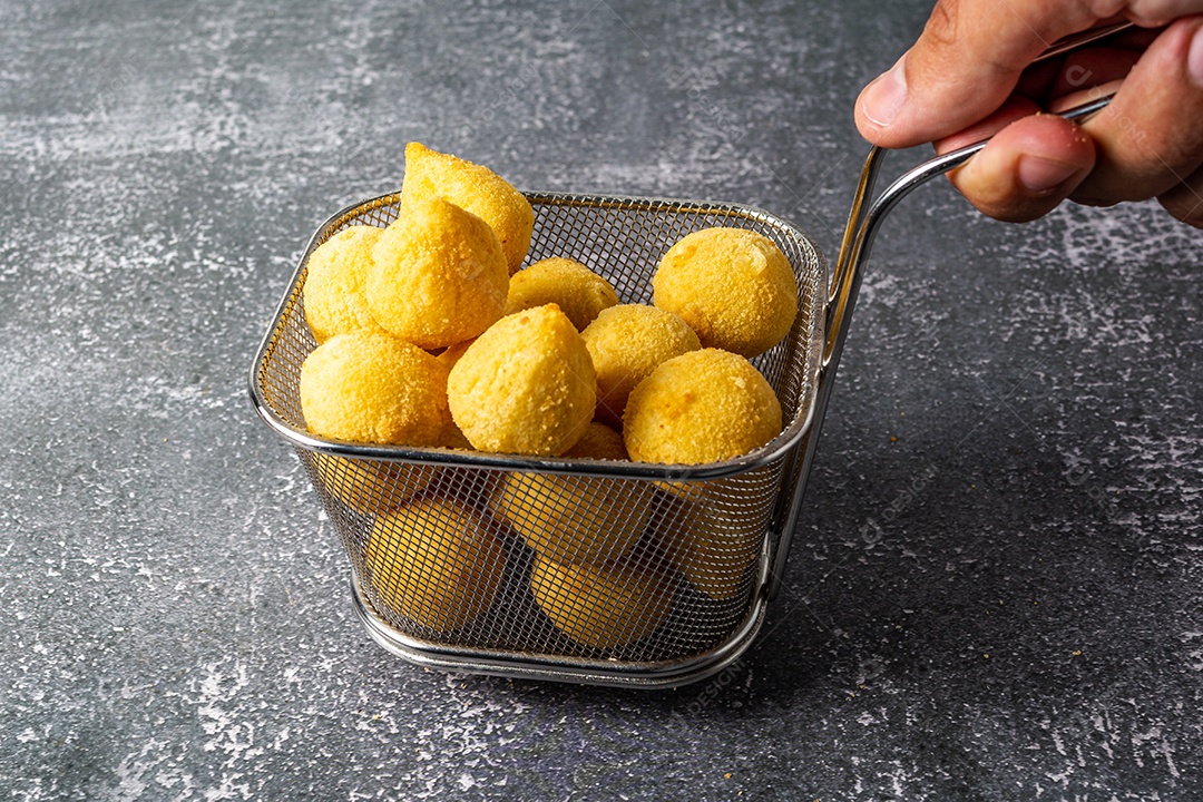 Coxinha fritas sobre uma mesa branca de madeira