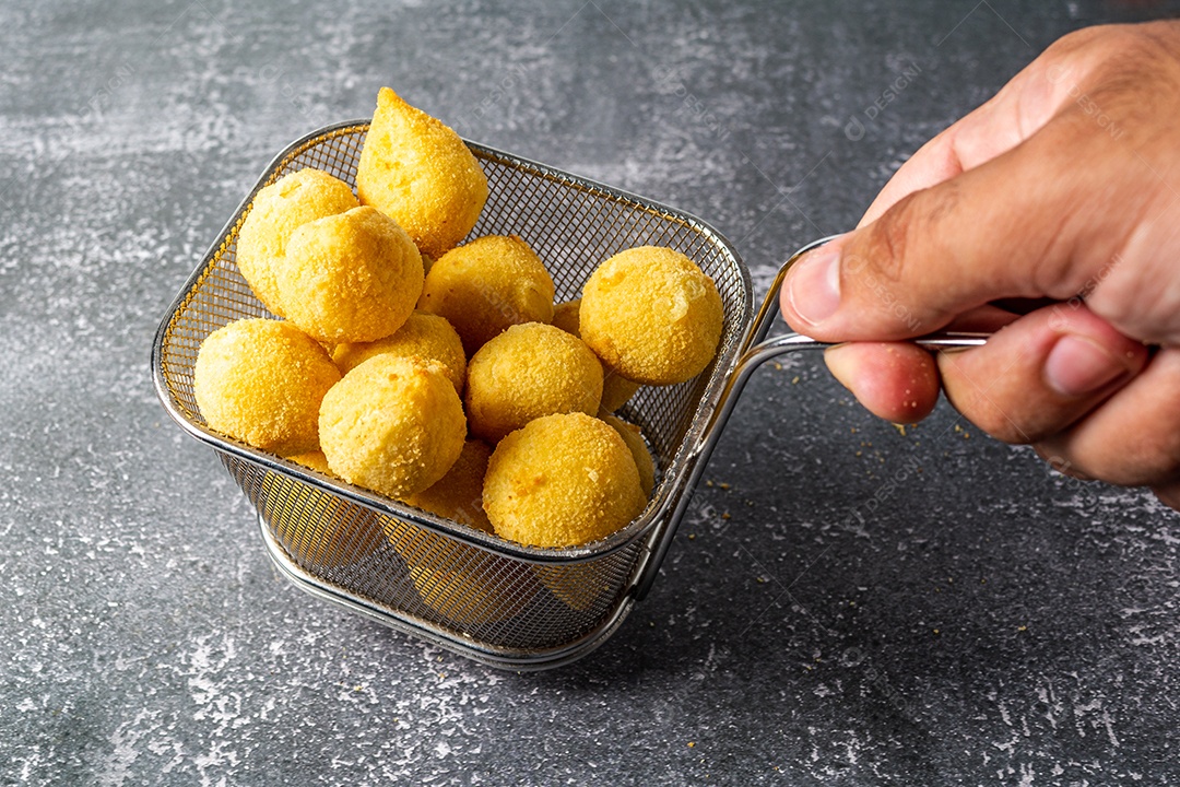 Coxinha fritas sobre uma mesa branca de madeira