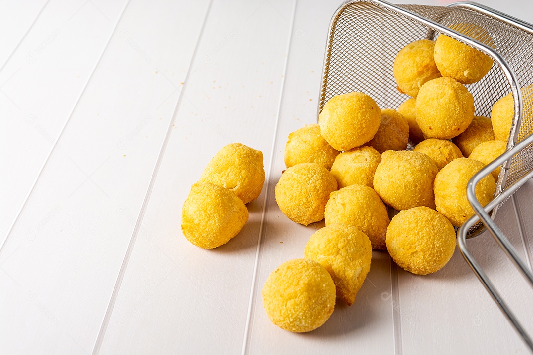 Coxinha fritas sobre uma mesa branca de madeira