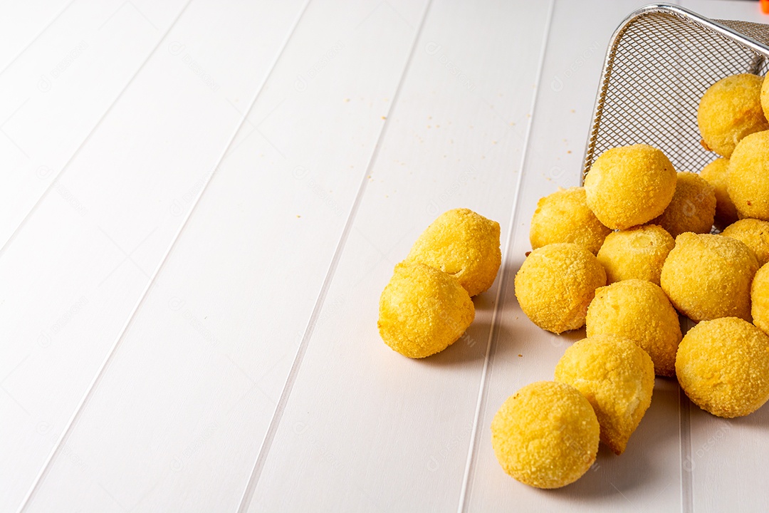 Coxinha fritas sobre uma mesa branca de madeira