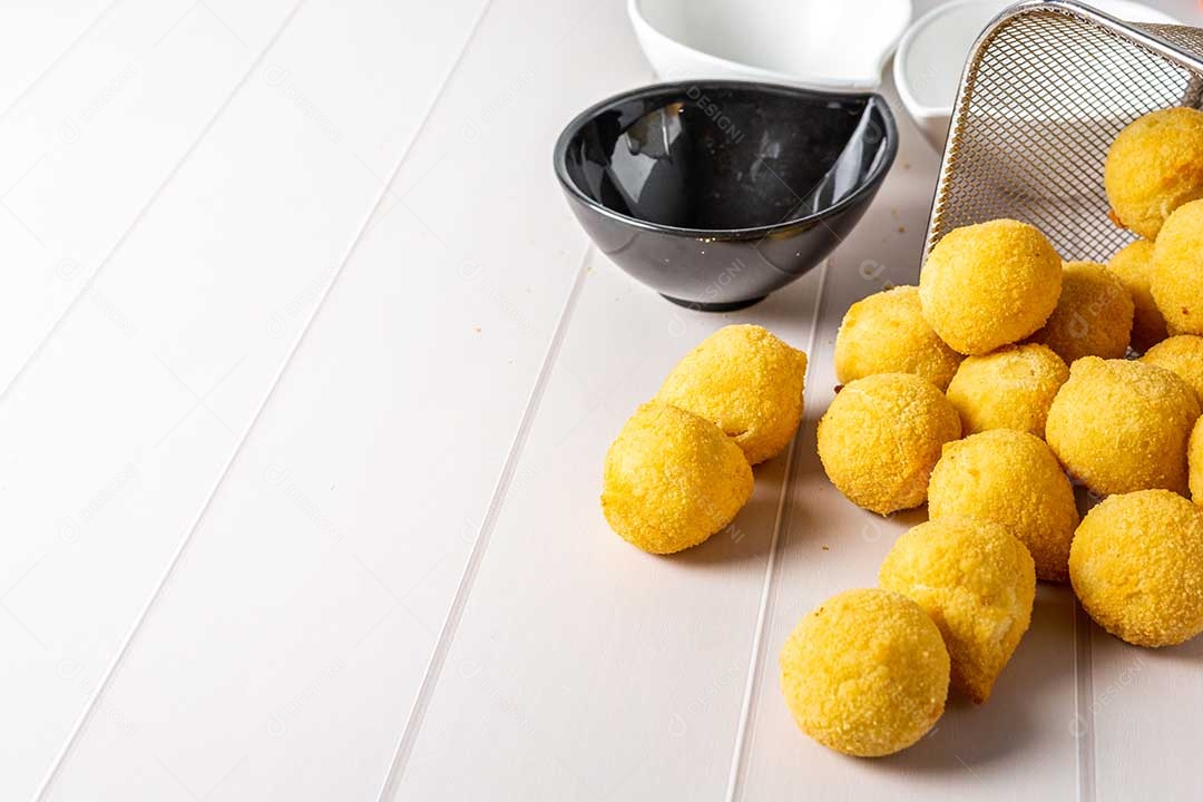 Coxinha fritas sobre uma mesa branca de madeira