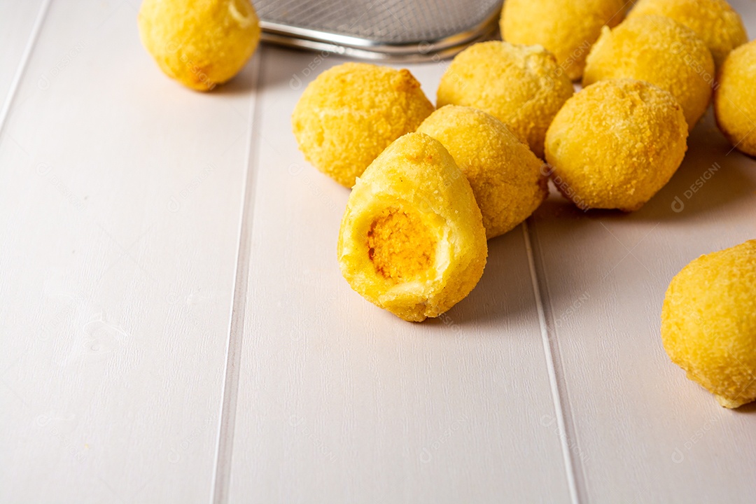 Coxinha fritas sobre uma mesa branca de madeira