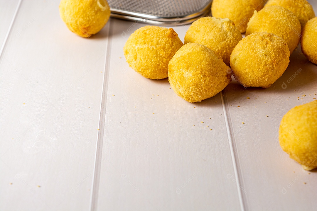 Coxinha fritas sobre uma mesa branca de madeira