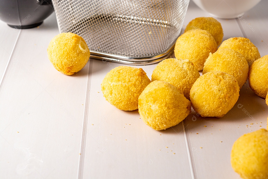 Coxinha fritas sobre uma mesa branca de madeira