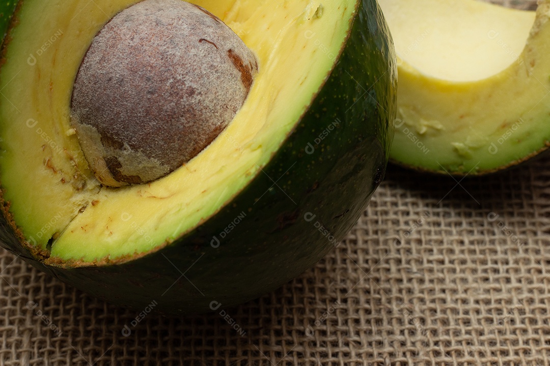 Fruta abacate em um fundo de madeira