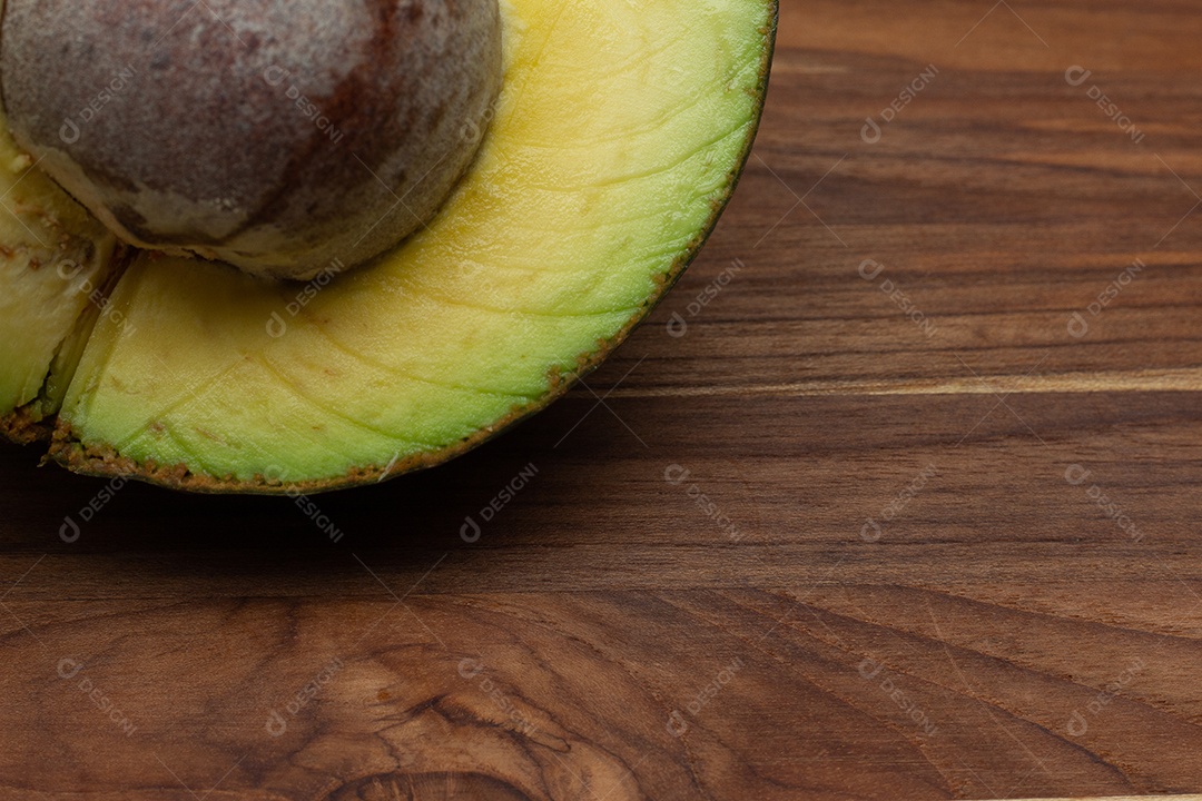 Fruta abacate em um fundo de madeira
