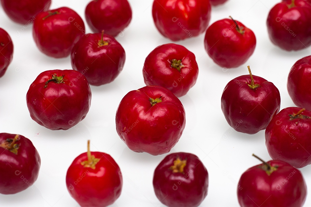 Várias acerolas em um fundo branco