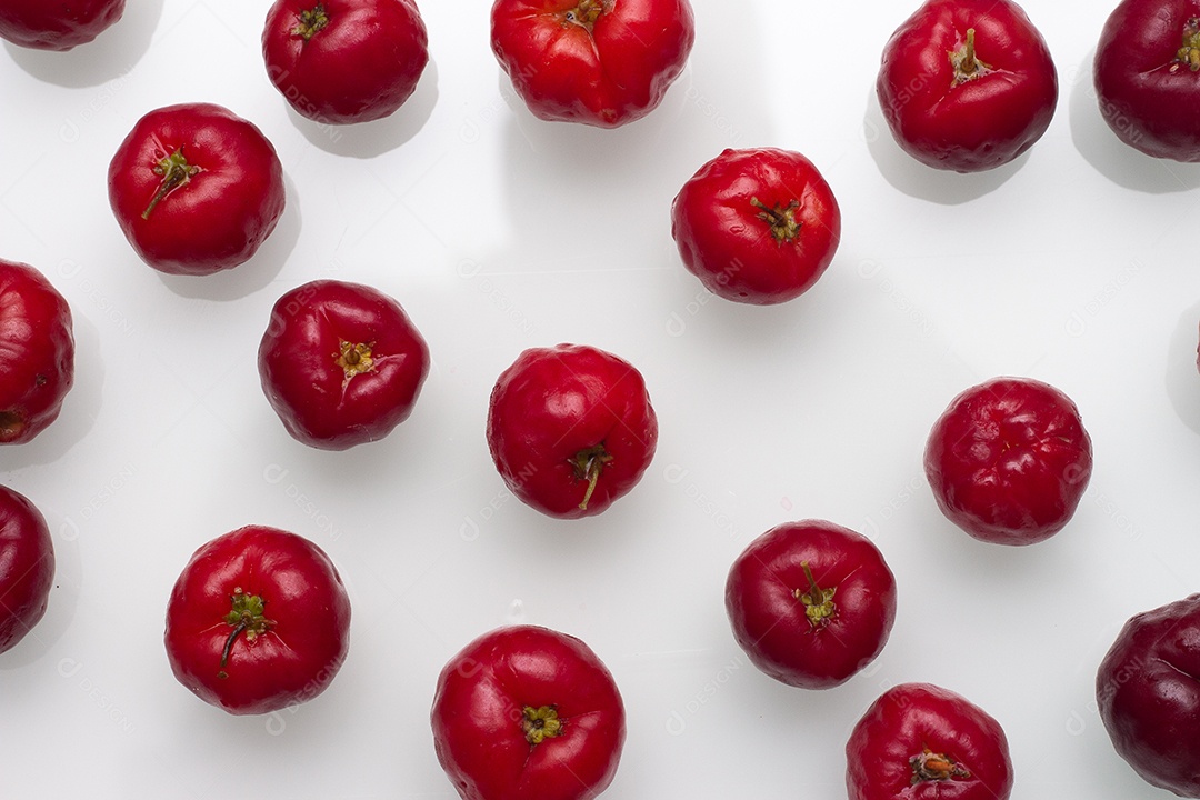 Várias acerolas em um fundo branco
