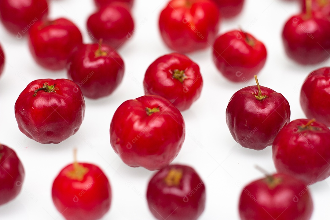 Várias acerolas em um fundo branco