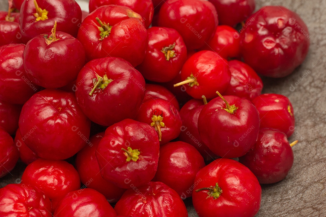 Acerolas em uma tigela cinza