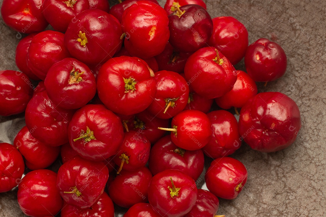 Acerolas em uma tigela cinza