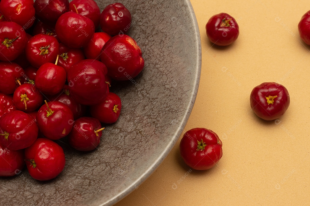 Acerolas em uma tigela cinza