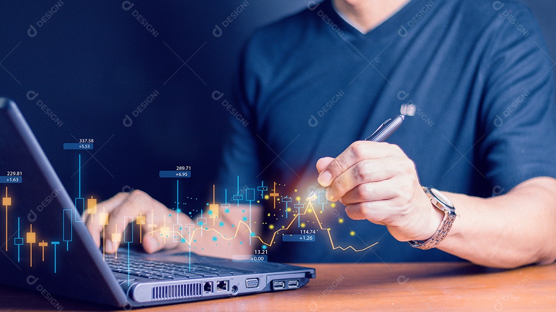 Empresário ou comerciante tocando mostrando uma crescente holografia virtual