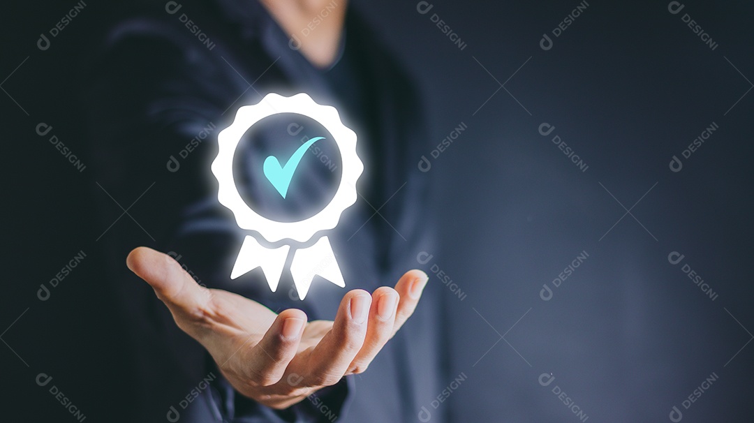 Mão mostra o sinal da garantia de qualidade do serviço superior