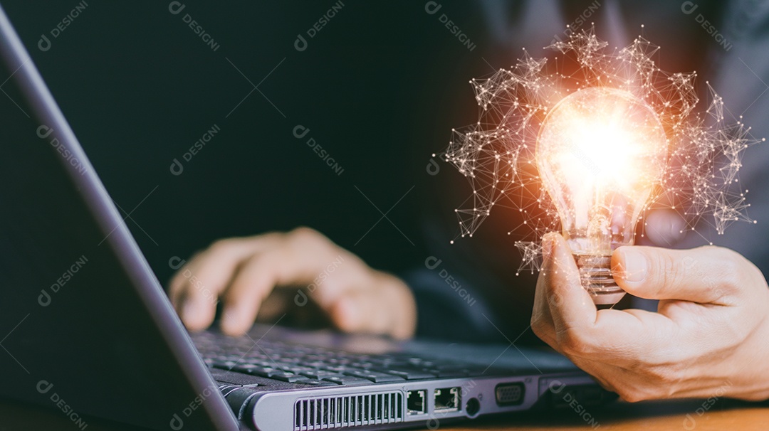 Inovação. Mãos segurando uma lâmpada para conceito de nova ideia