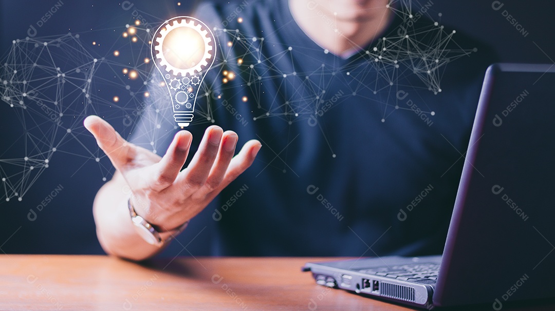 Mãos segurando uma lâmpada para conceito novo conceito de ideia