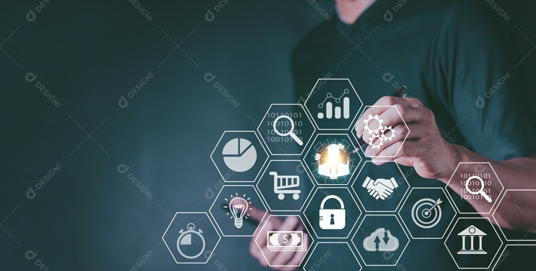 Empresário tocando na tela para atingir o cliente. Alvo personalizado