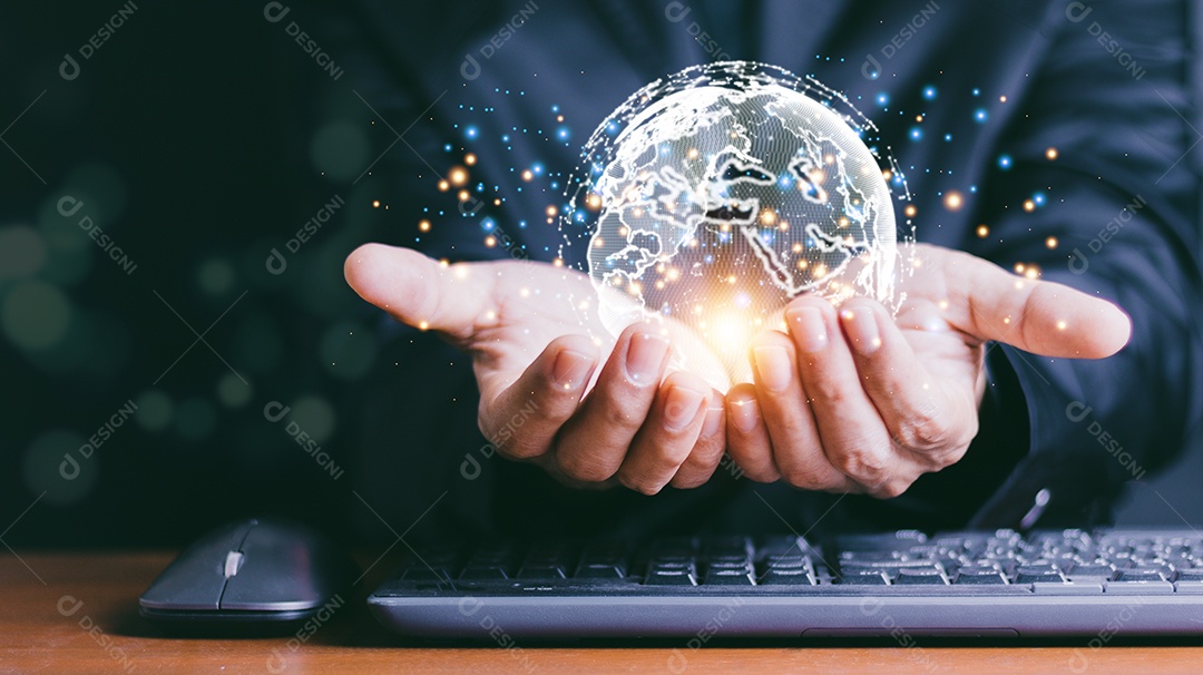 Empresário segurando a conexão de rede global. análise de big data