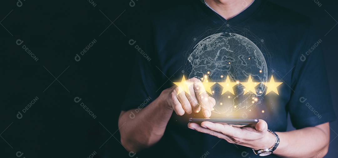 Homem que usa o telefone celular com gráfico do ícone de cinco estrelas