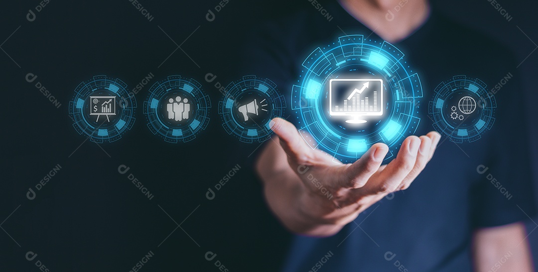 Mão mostra o sinal e o ícone do anunciante de internet de marketing digital