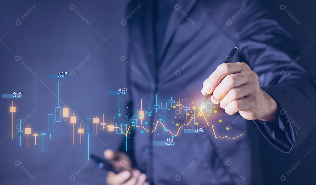 Empresário ou comerciante tocando mostrando uma crescente holografia virtual