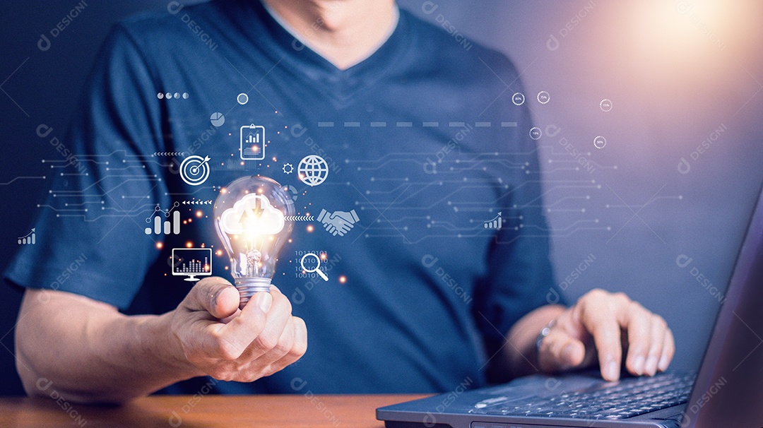 Mão de homem segurando a conexão de Internet global de lâmpada.