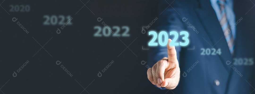 Empresário pressionando 2023 iniciar negócios. Começo do Ano Novo