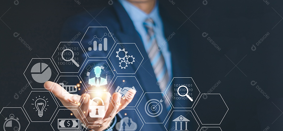 Empresário tocando na tela para atingir o cliente. Alvo personalizado