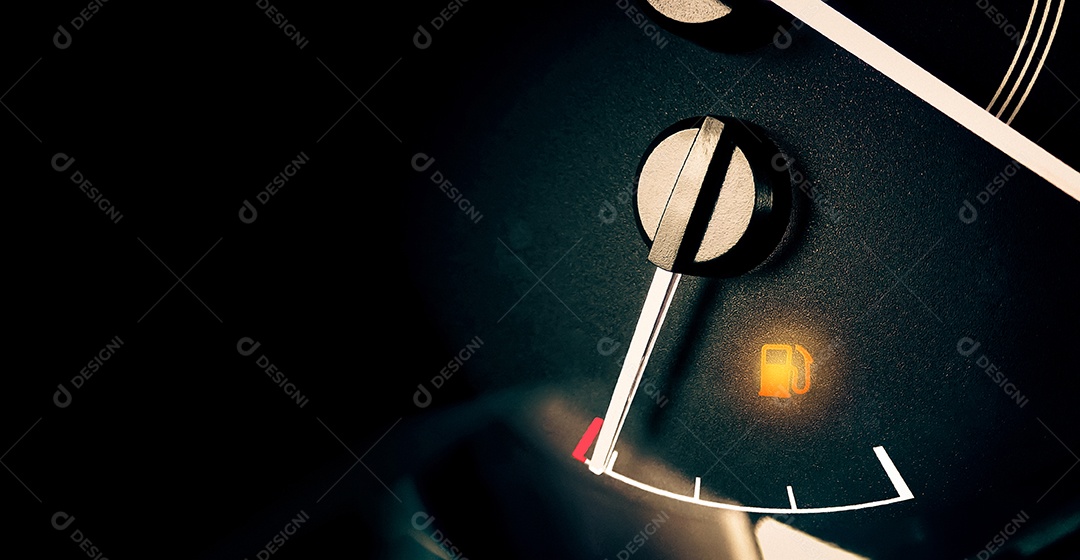 Luz indicadora de combustível baixo no painel do carro, banner panorâmico