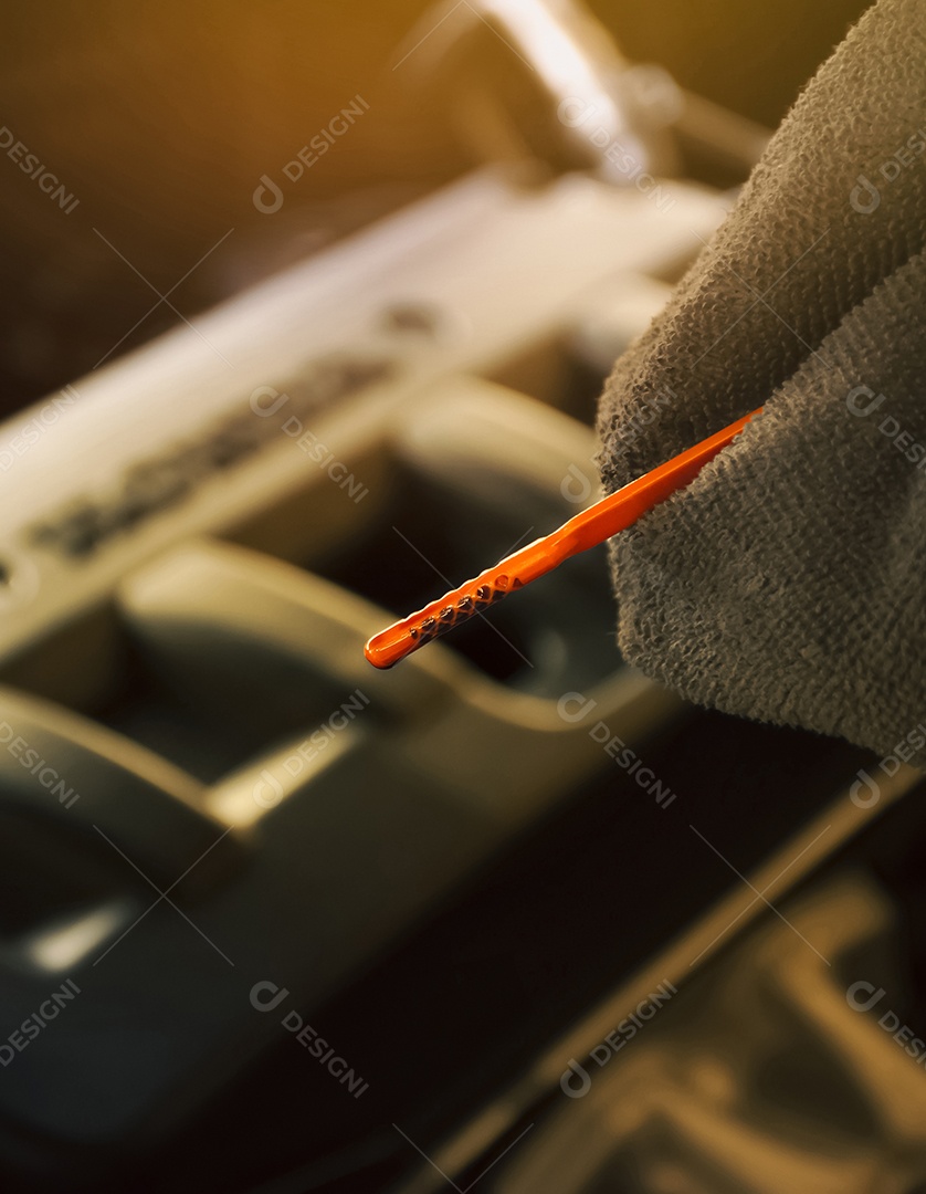 Auto mecânico verifica o nível de óleo do motor com uma vareta de carro dentro