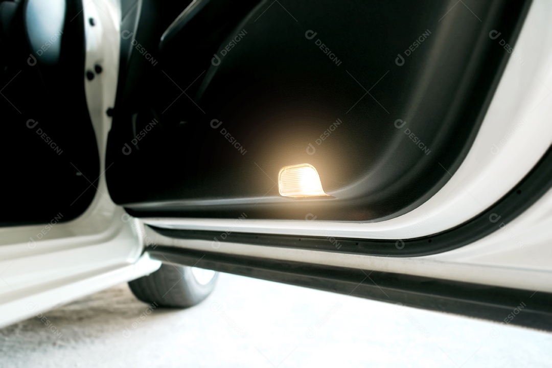 Luz anticolisão de aviso de abertura de porta no painel da porta abaixo