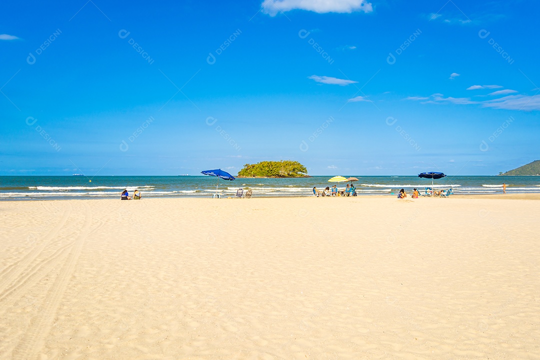 ilha das cabras em inglês é uma pequena ilha na praia central de Balneário Camboriú
