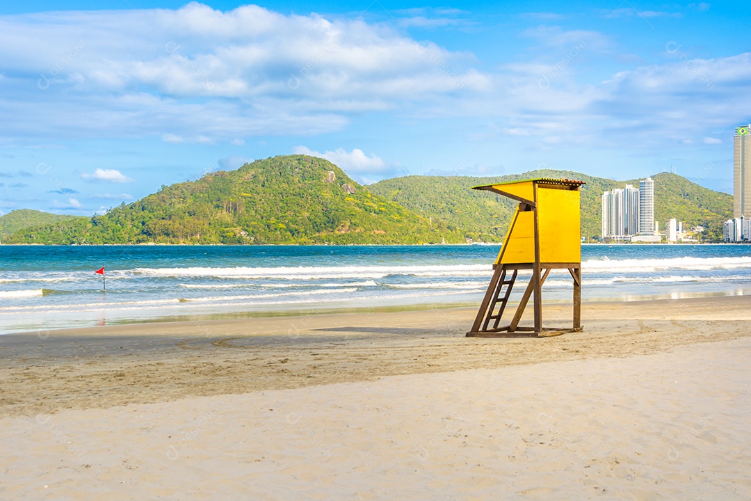 Cabine de serviço de salva-vidas em uma praia tropical no brasil