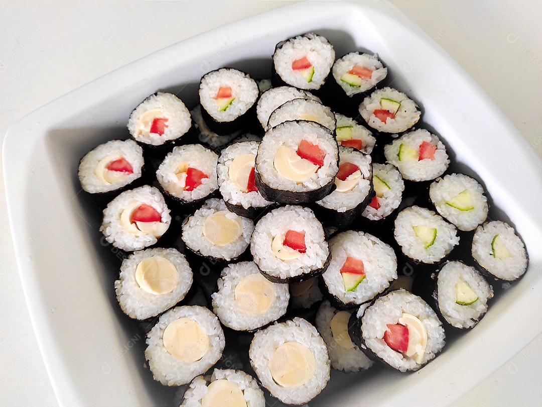 Makizushi sobre tigela de plástico comida típica japonesa